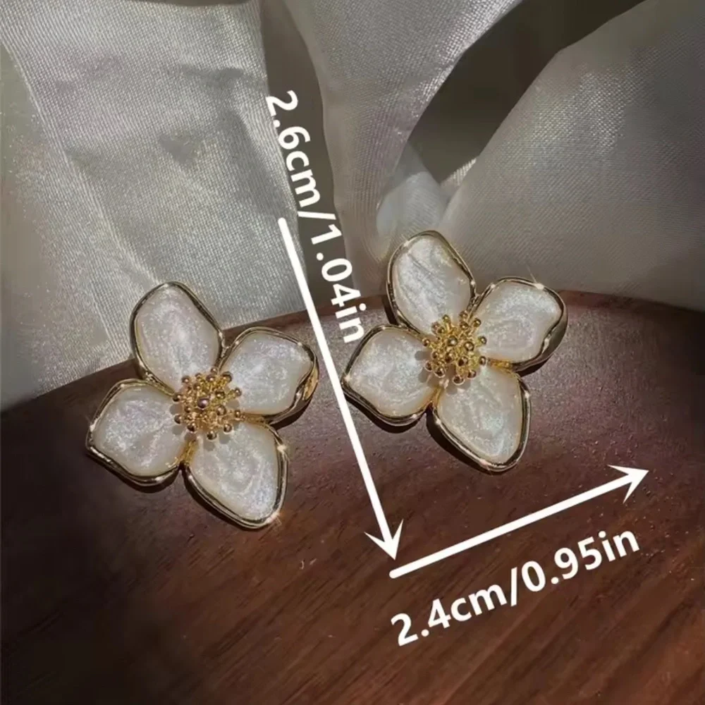 Flower Stud Earrings – Elegant Gold & Pearl Petals

Stud earrings - Picture 3 of 6